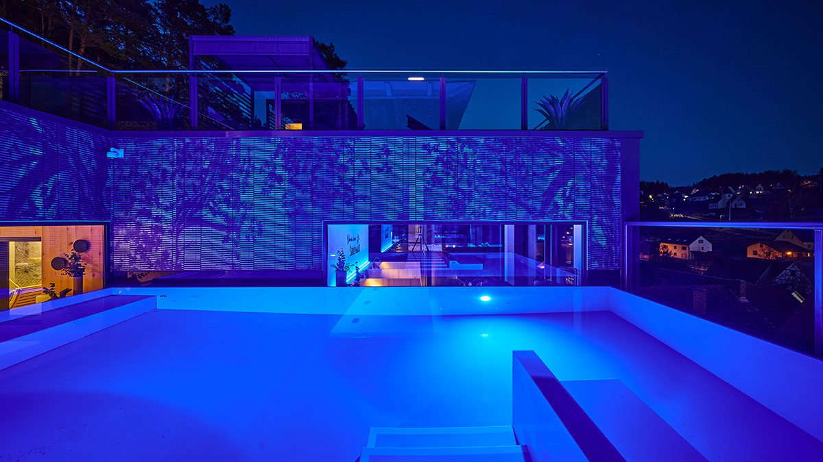 Außenpool bei Nacht im Landhotel Sternwirt
