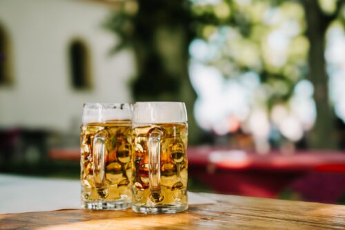 Zwei Bierkrüge auf dem Gottvaterbergfest Auerbach
