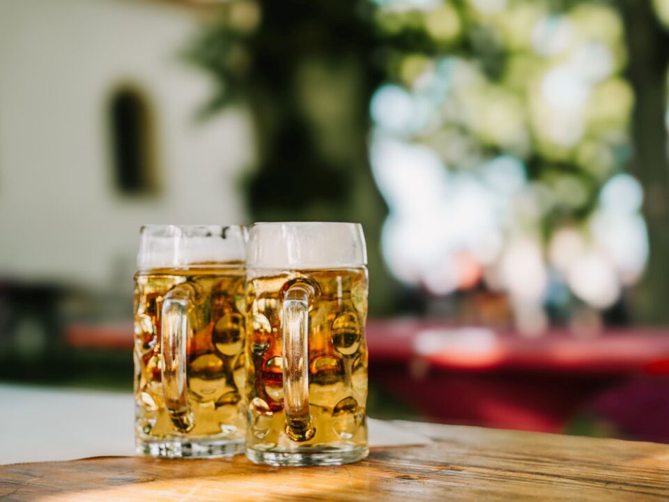 Zwei Bierkrüge auf dem Gottvaterbergfest Auerbach