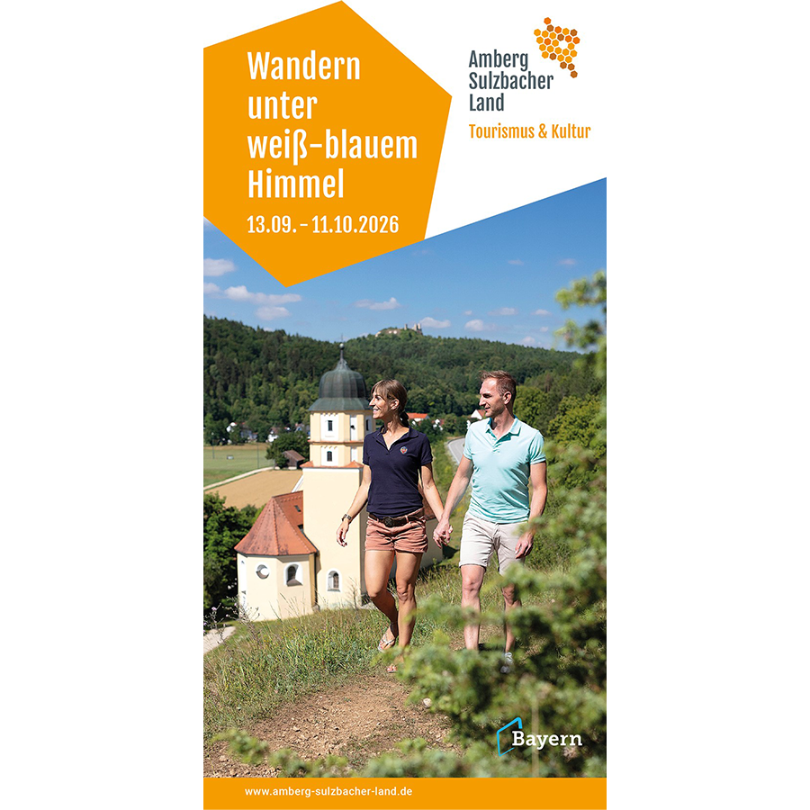 Broschüre Titelseite Wandern unter weiss blaue himmel zeigt ein paar bei wandern vor einer kirche