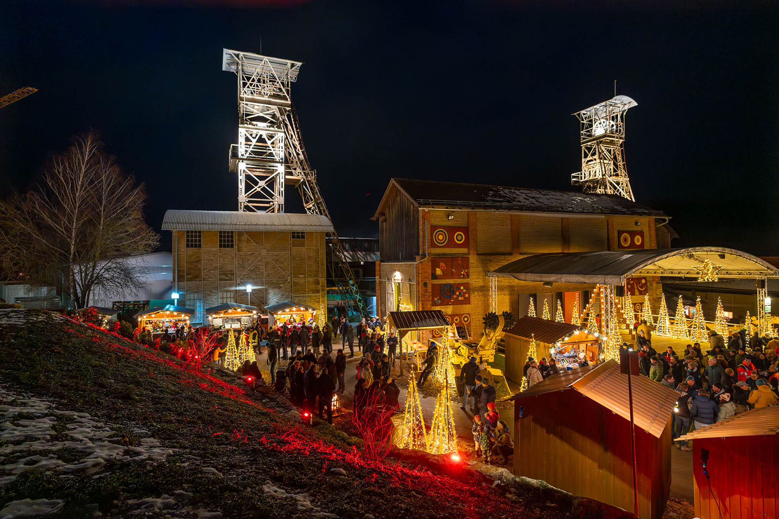 Stimmungsvolles Bild eines Weihnachtsmarkes mit Lichterketten
