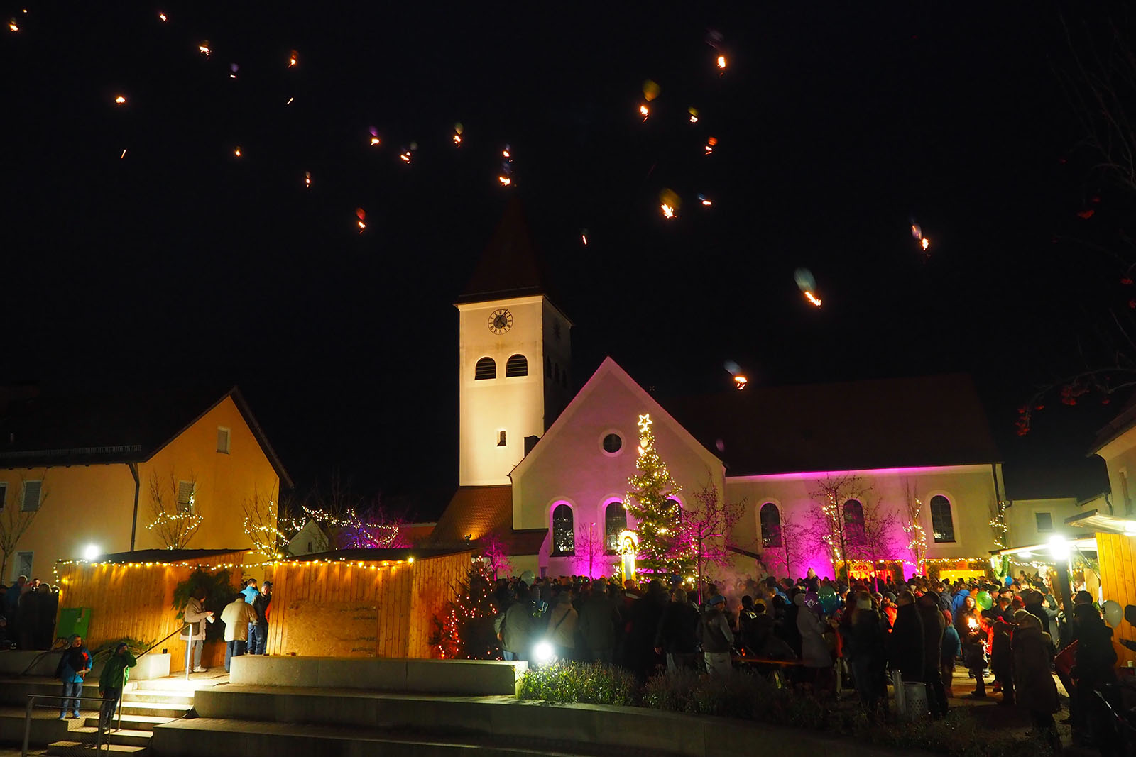 Stimmungsvolles Bild eines Weihnachtsmarkes mit Lichterketten