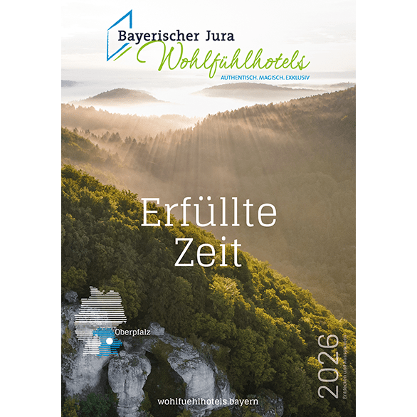 Titelseite "Bayerische Jura - Wohlfühlhotels" zeigt Nebel in einem Nadelwald von oben