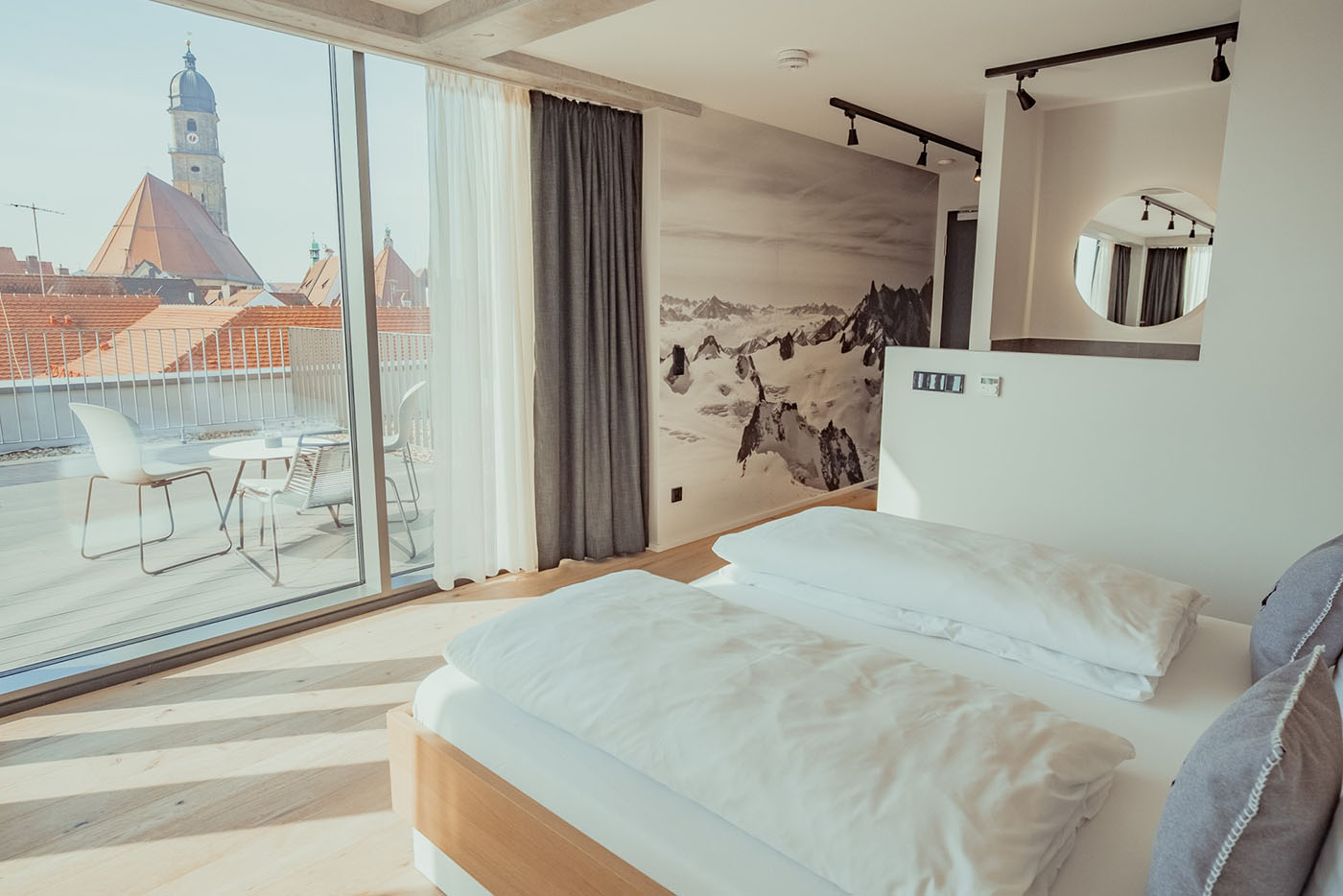 Hotelzimmer mit großes Glasfenstern