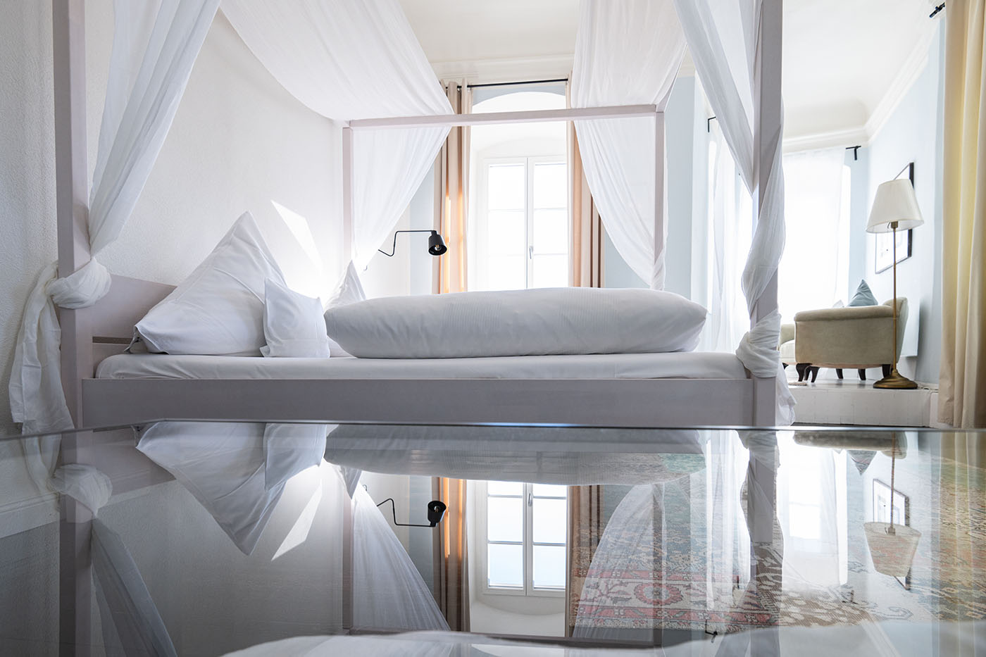 Hotelzimmer mit weißem Bett