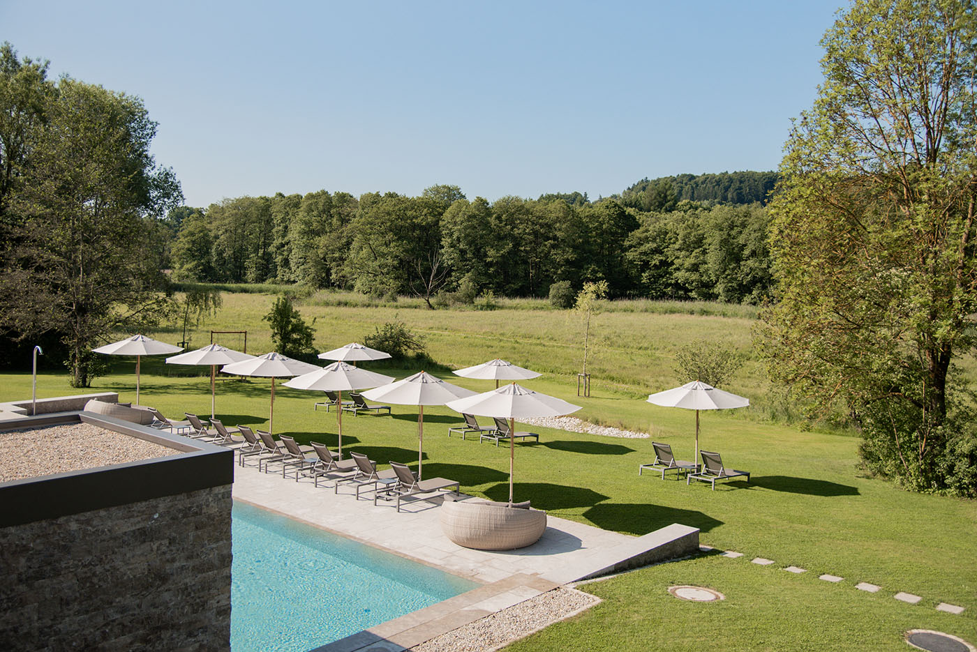 Pool und Legewiese mit Blick auf den Wald
