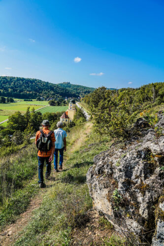 Wanderer gehen Wanderweg in der bayerischen Toskana