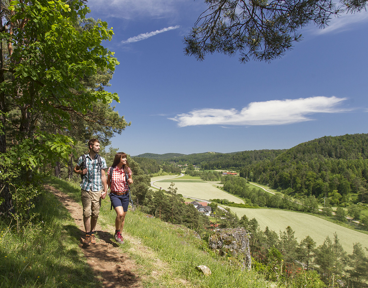 Ehepaar wandert durch die bayerische Toskana auf einem Wanderweg